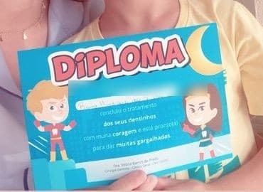 Diploma de coragem entregue a uma criança no fim do tratamento, com desenho de super-heróis